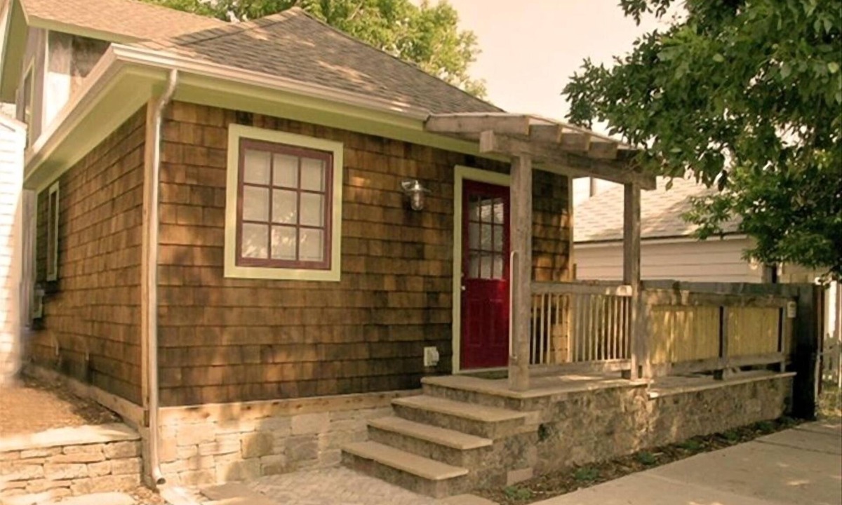 Livingston Cottage | Downtown Livingston. Close to Yellowstone and Chico.