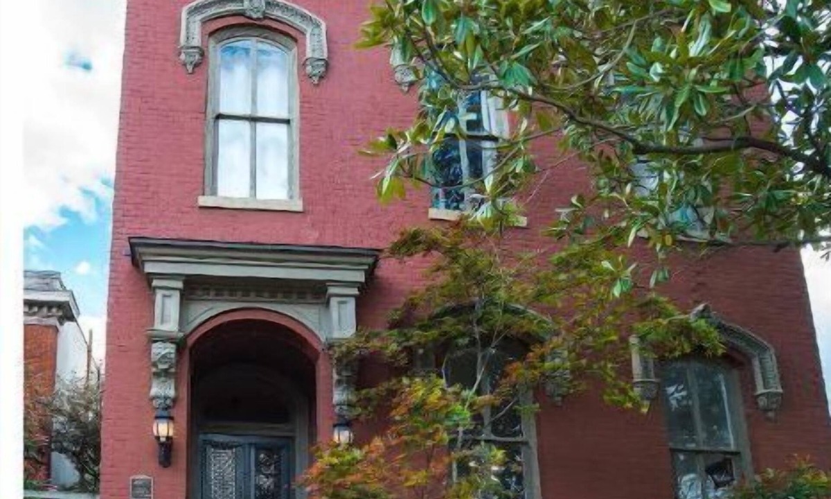 Downtown Memphis House | Downtown Memphis Queen's Library with balcony Apt 201