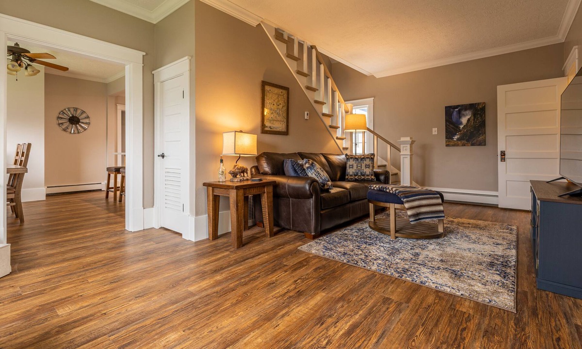 Powell House | Downtown Powell Place- Walk to Downtown, large corner lot