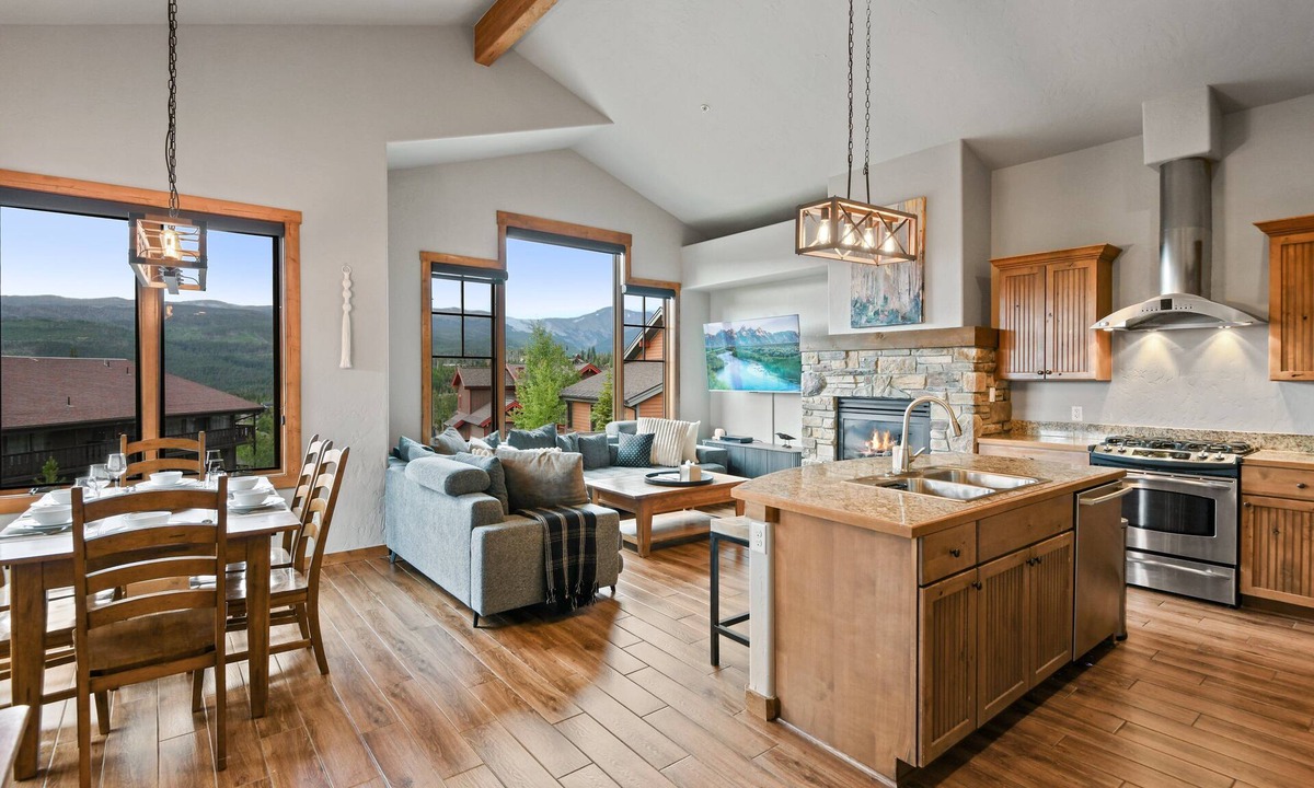 Bear Crossing House | Downtown WP Villa 745 I Private Hot Tub I Great Views I Bunk Room I Discounted Attractions