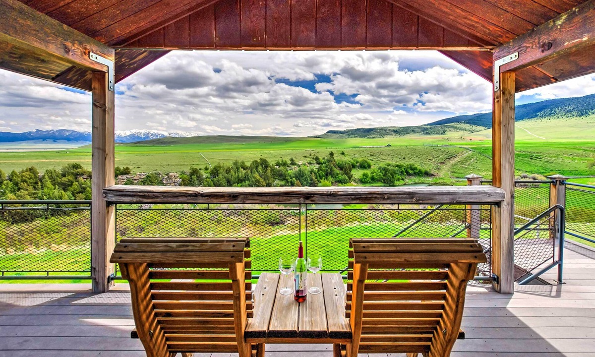 Shining Mountains Apartment | 'dreamswest' Ennis Studio w/Deck & Stunning Views
