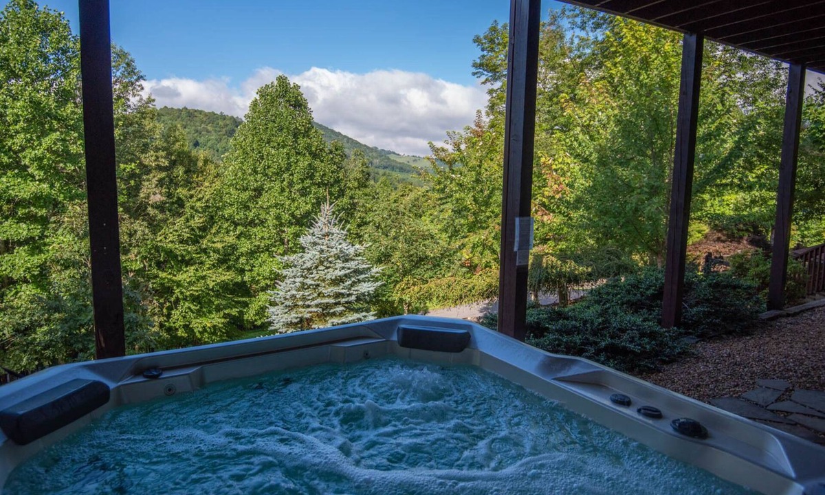 Todd Cabin | Eagle Ridge | Panoramic Mountain Views | Hot Tub & Game Room