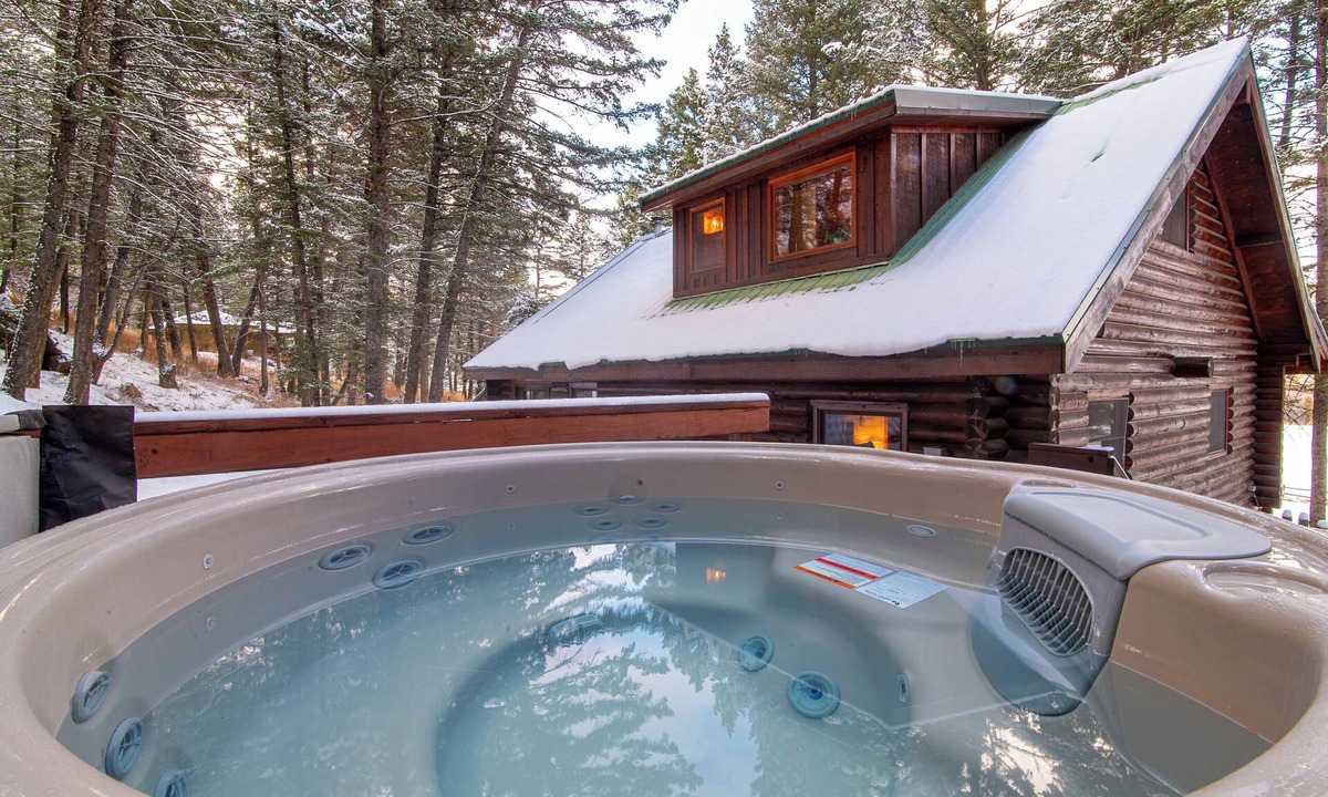 McAllister Cabin | Enchanting cabin in the the Tobacco Root Mountains