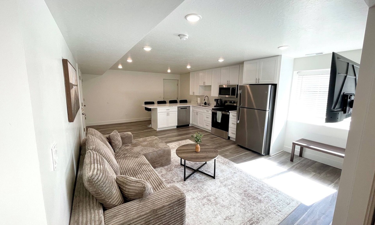 Roosevelt Apartment | Fully Furnished 3BR Apartment Separate Entrance and Parking