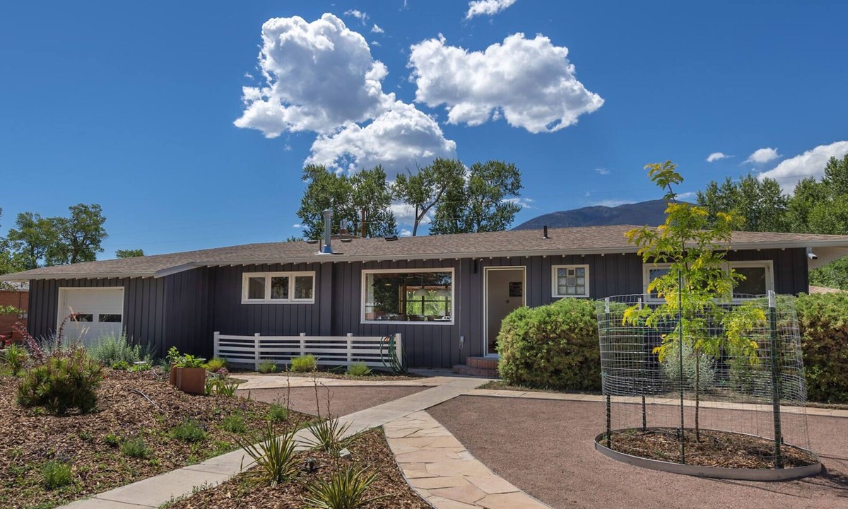 Salida House | Fun and Eclectic McNiffityville! Dog Friendly - Near Town!