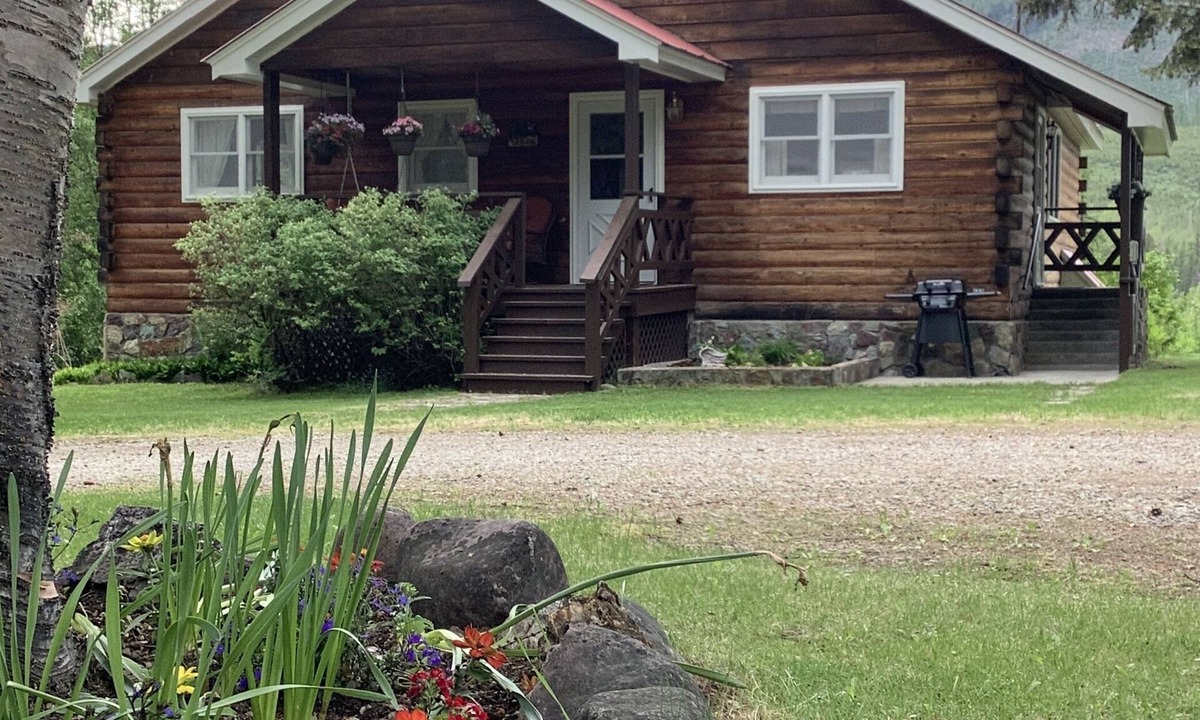 West Glacier House | Grandma’s Cabin, West Glacier riverfront kid/pet friendly, 1 mile from Glacier!