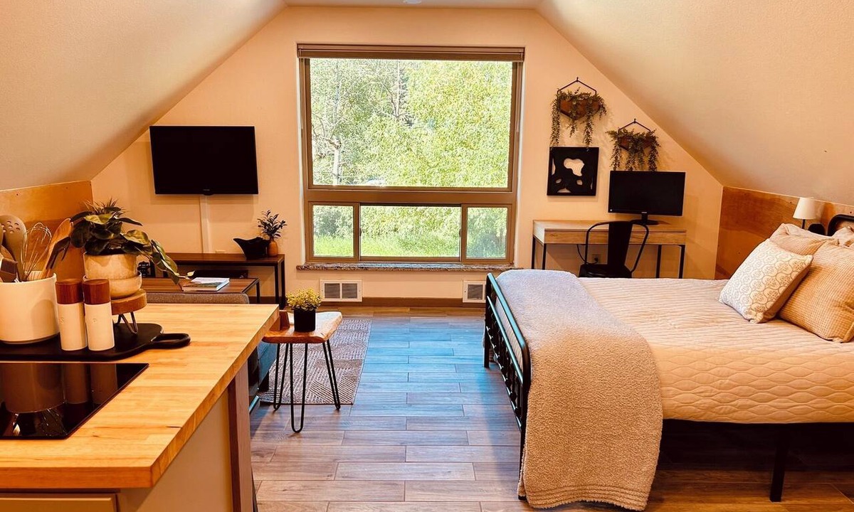 Helena House | Helena Forest Nest Studio, Near Downtown