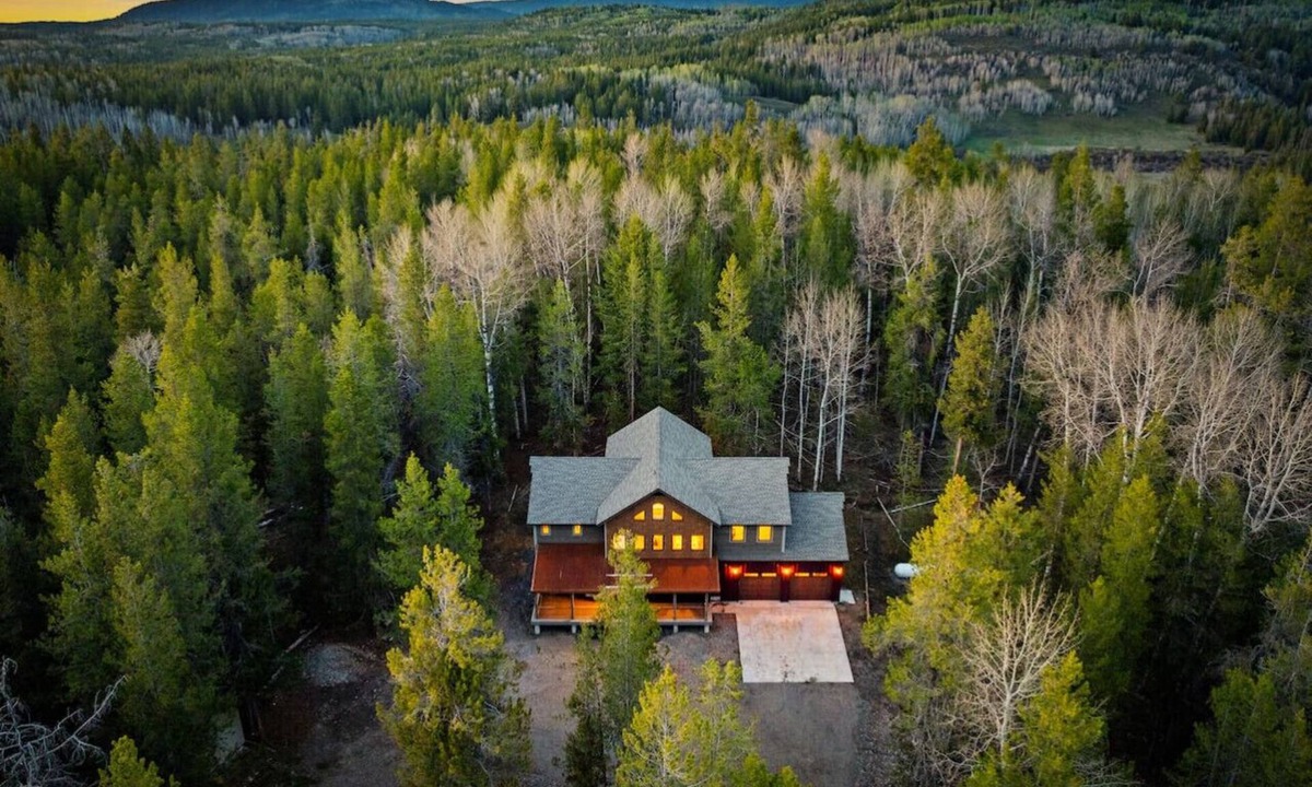 Ashton Cabin | Hidden Bear | Hot Tub, Game Room & Near Yellowstone!