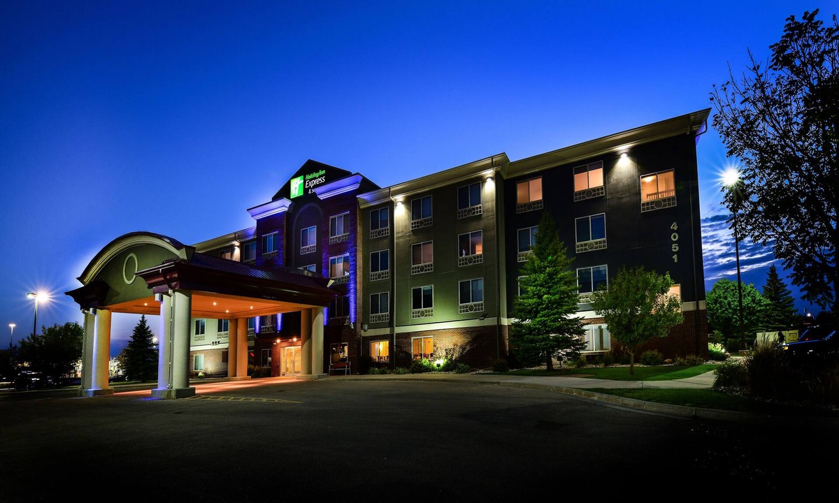 Grand Forks Hotel | Holiday Inn Express Hotel & Suites Grand Forks by IHG