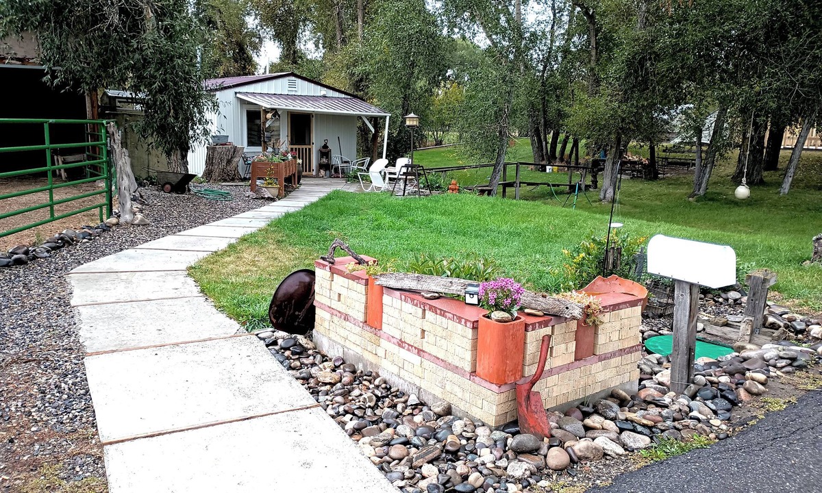 Manhattan Cabin | Horse-Heaven Cowgirl-Chic Bunkhouse on Baker Creek, 10 mins from Bozeman Airport