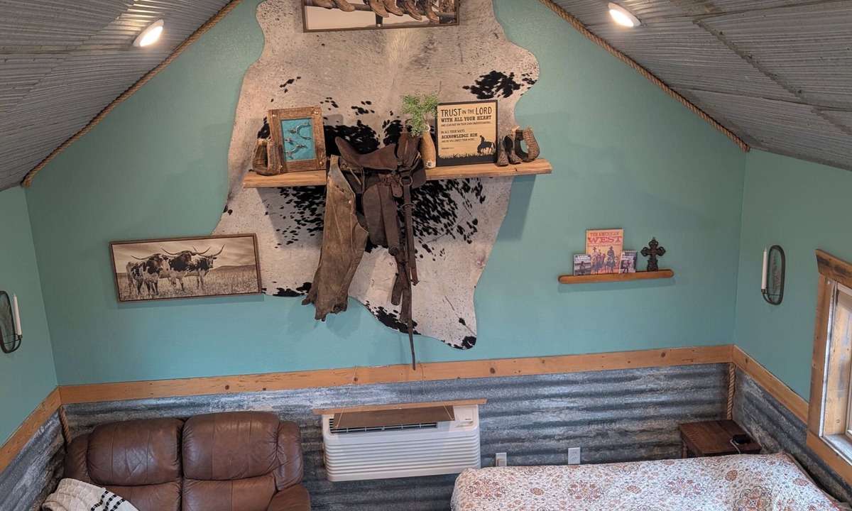 Carpenter Cabin | Horsemen's Hideout Cabin in Clark