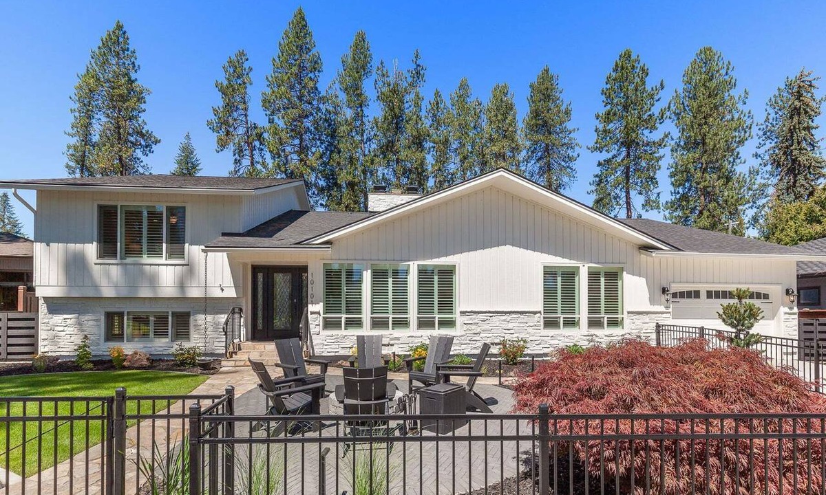 Hayden Lake House | Hot Tubs, Pine Trees & Perfect Stays