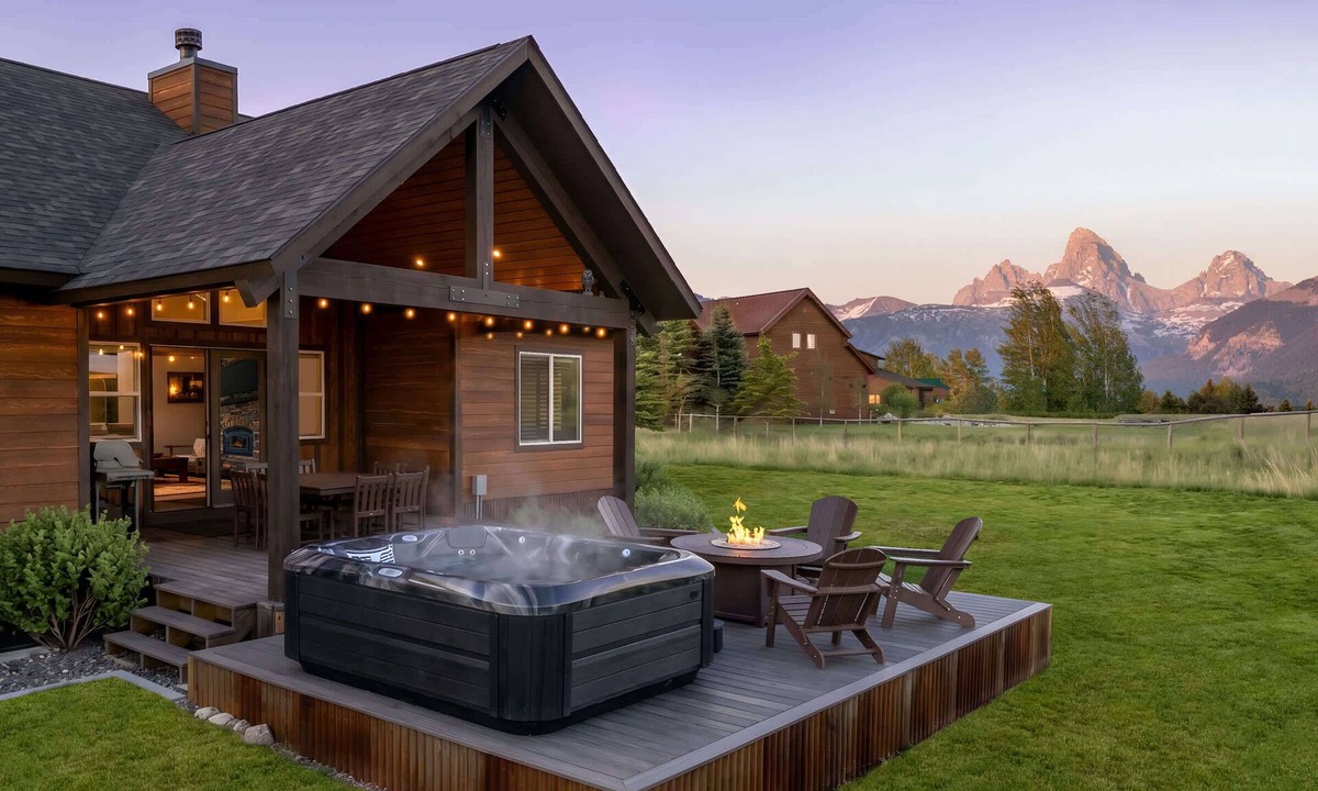Driggs House | Huge Chalet - Epic Views, Theater, Hot Tub, & Gym!