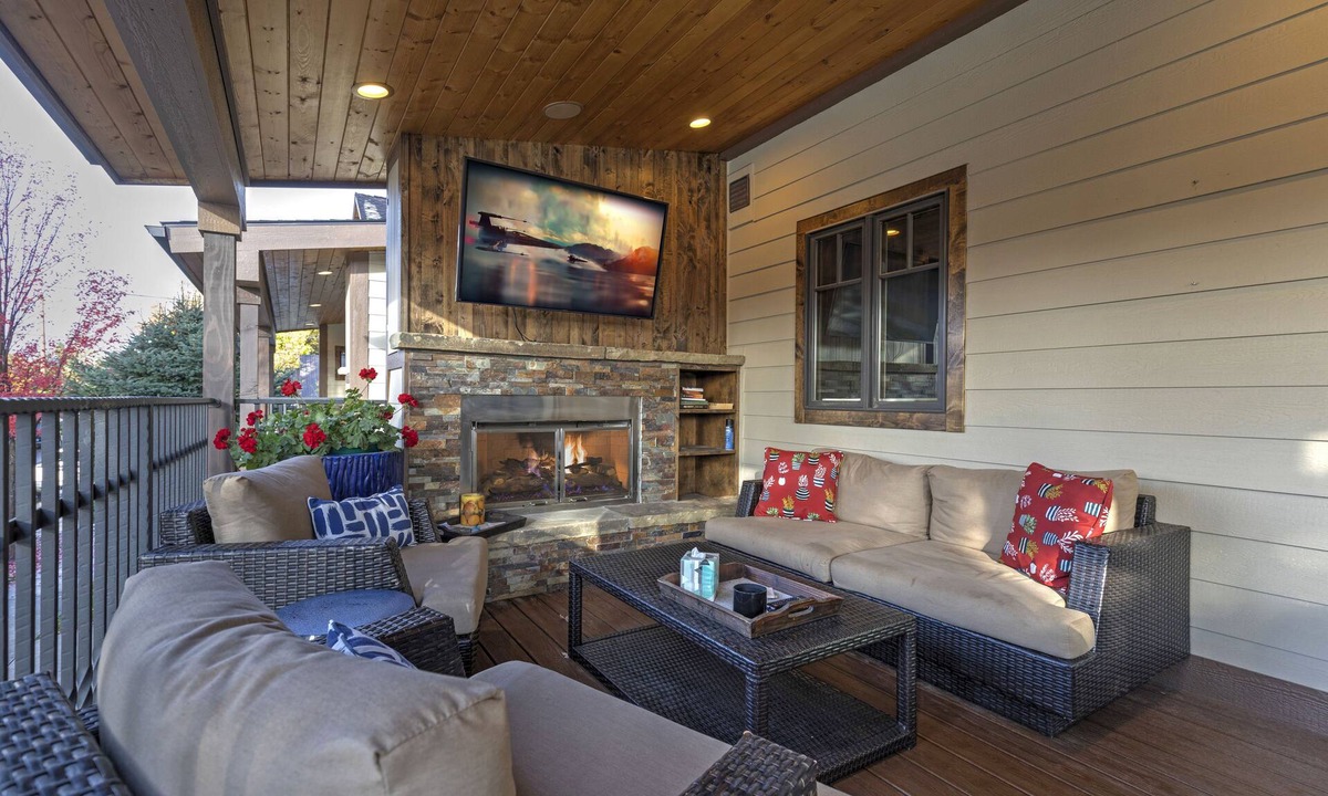 Whitefish House | Incredible luxury townhome in downtown Whitefish! 1 block from all downtown shops and restaurants