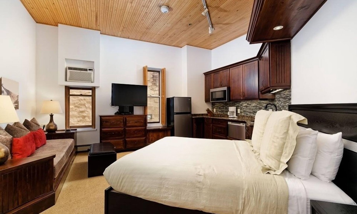 Downtown Hotel | Independence Square 210 | Beautiful Studio with Kitchenette, Great Location in Downtown Aspen