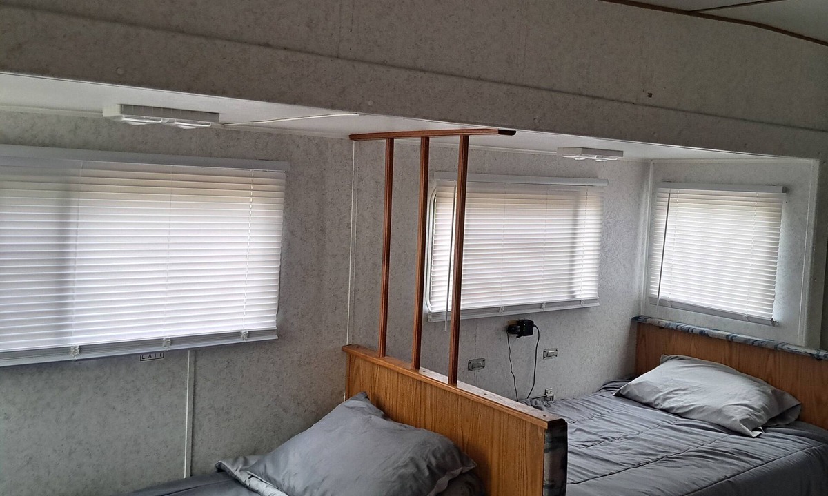Cloquet RV Rental | Jayco 1 queen 2 doubles lots of living space AC furnace wifi 2tvs fridge stove