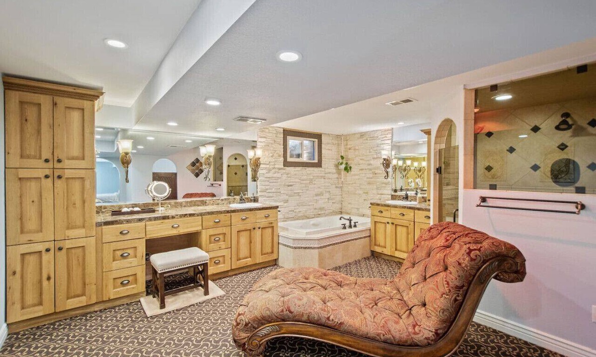 Club Crest Apartment | King suite w/hot tub, fire pit, & luxe bathroom
