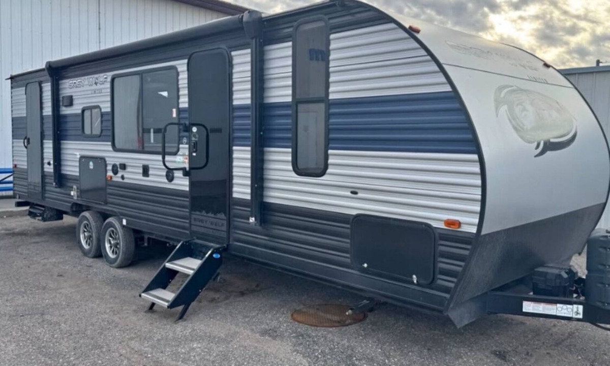 Evansville RV Rental | Kookie Kamper 2022 Cherokee Grey Wolf Forest River