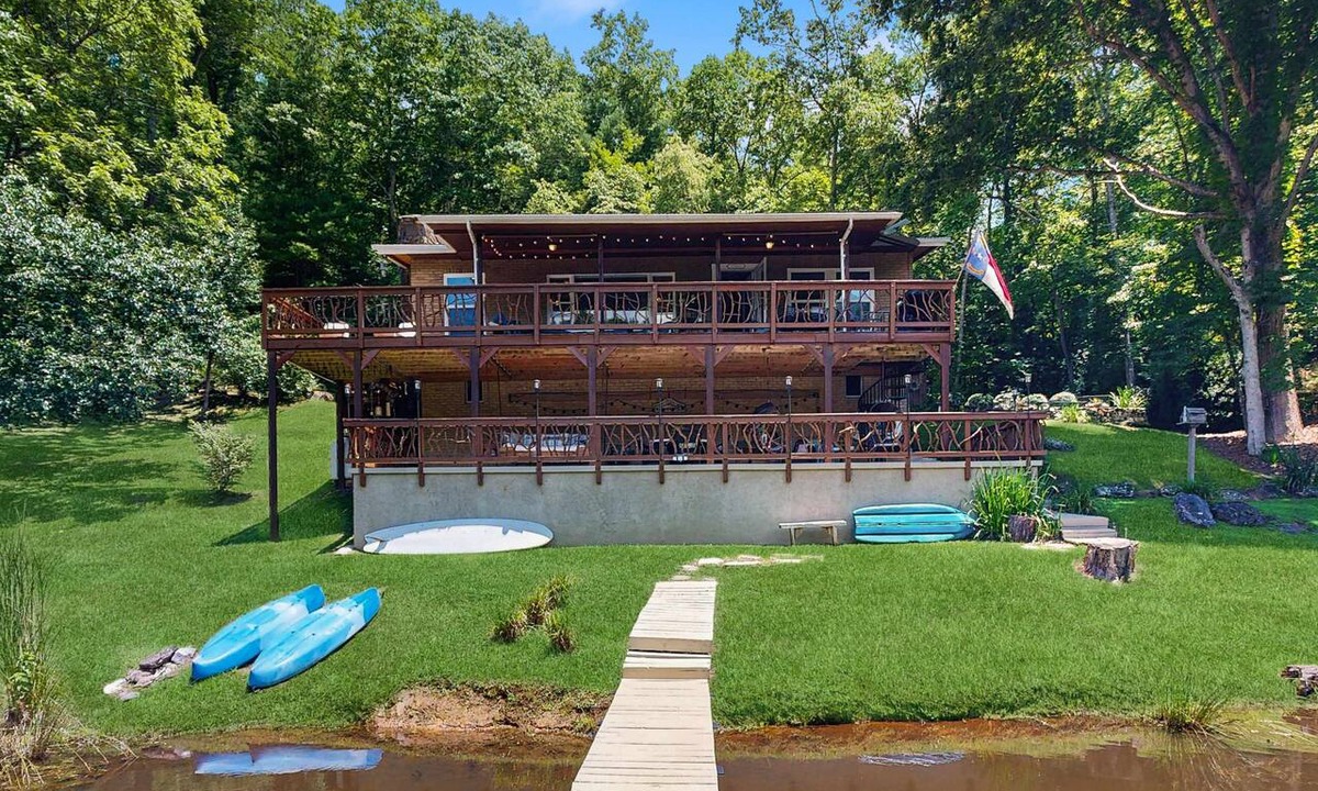 Franklin House | Lakeside Cove, Private Lake, Waterfront, Trout Fishing & Mountain Views