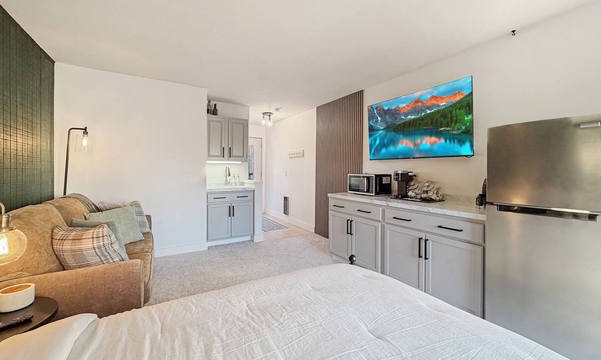 Hill City Villa | Lakeside golf Retreat Views ATV Trails & Pool