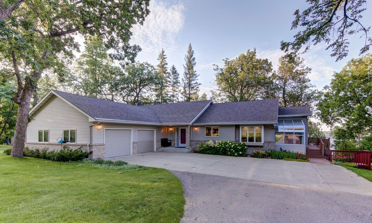Battle Lake House | LAKESIDE PARADISE:6BR/12 Bed/3.5bath/Games/Swim/Bonfire/Arcade-Battle Lake 5min
