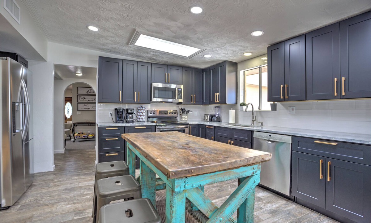 Riverside Terrace House | Large 7-bedroom, 4-bath house in NW Tucson - Pool, Pool Table, Sleeps 14+
