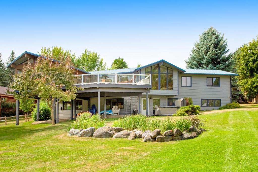 Lakeside House | Lazy K on Peaceful Bay - Full Property
