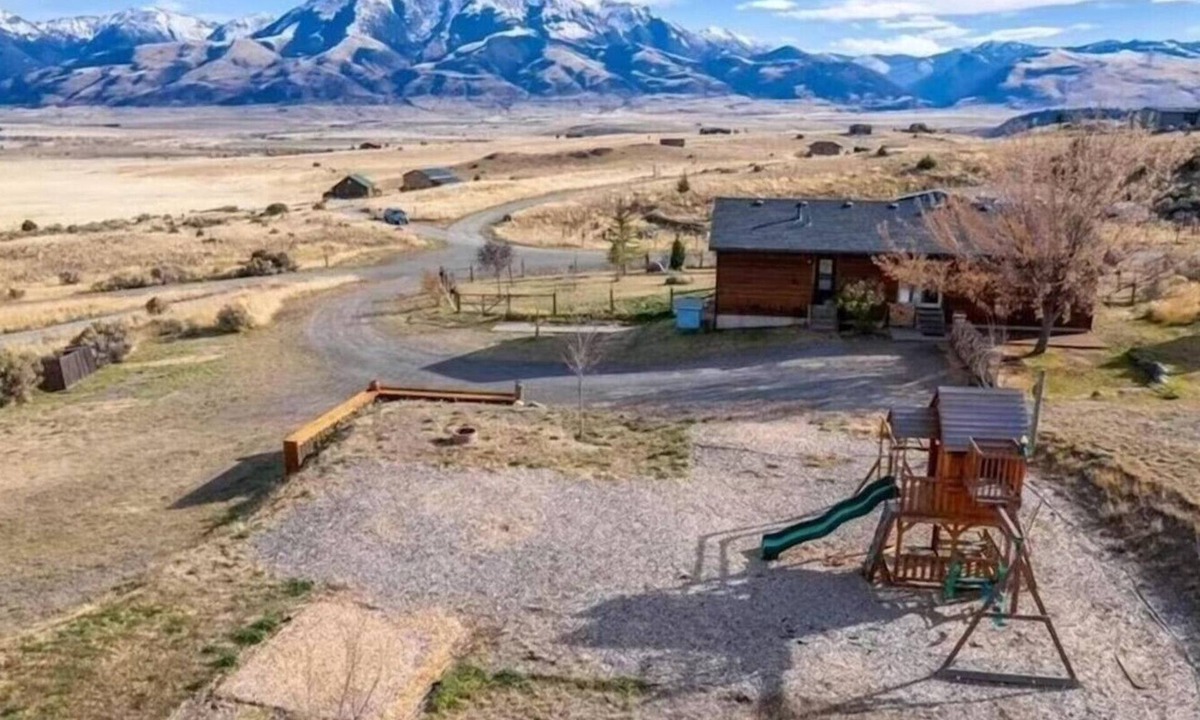 Emigrant House | Leisure on Leo - Your Paradise Retreat