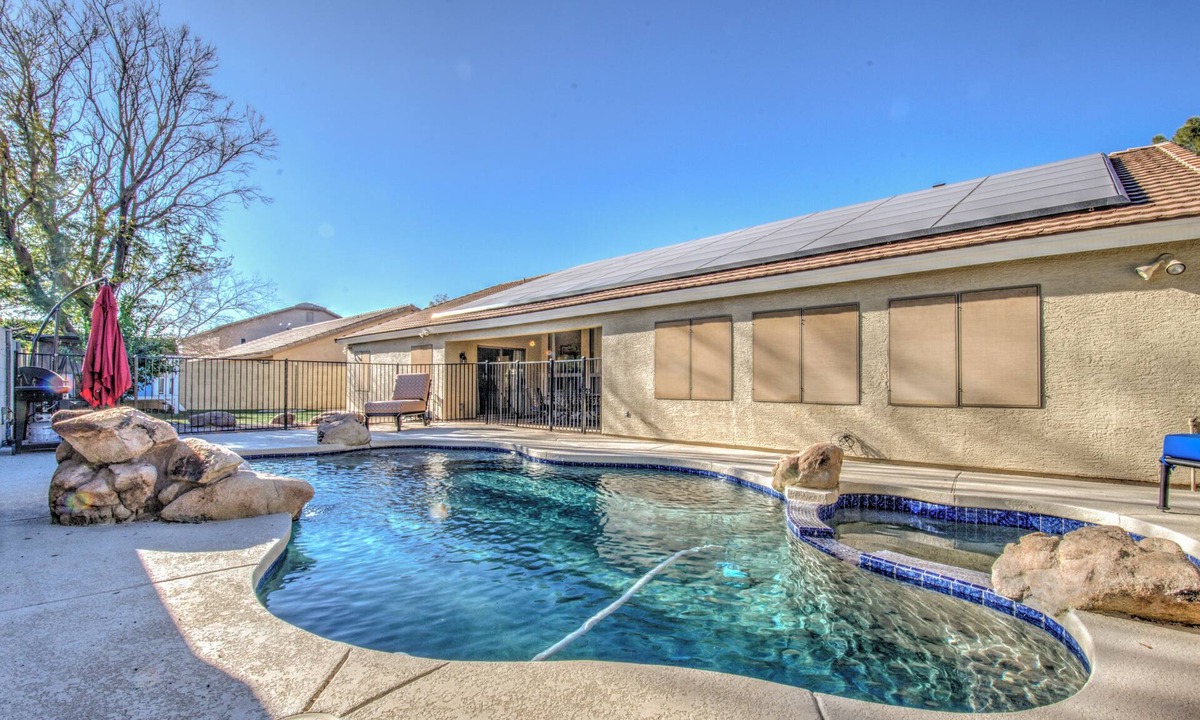 East Mesa House | Location! Location! Location! Spacious 4 bedroom with Pool, WiFi, and AC in Mesa