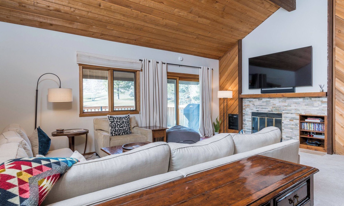 Elkhorn Village House | Loft Area! Golf Course Views! Shuffleboard Table! Hot Tub Access!