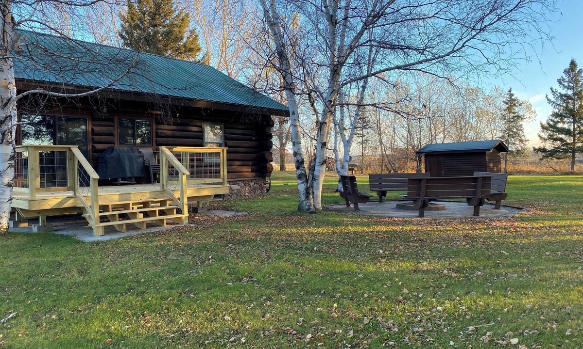 Warroad House | Log Home! Heated Garage! In town Warroad, MN. Close to Hockey Arenas & Fishing!