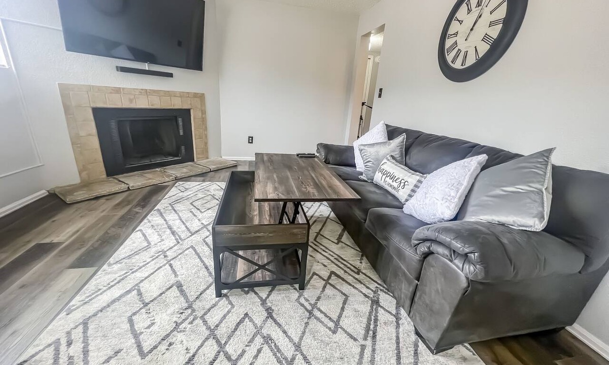 Village Seven Apartment | Lovely 2 bedroom! Close to All.