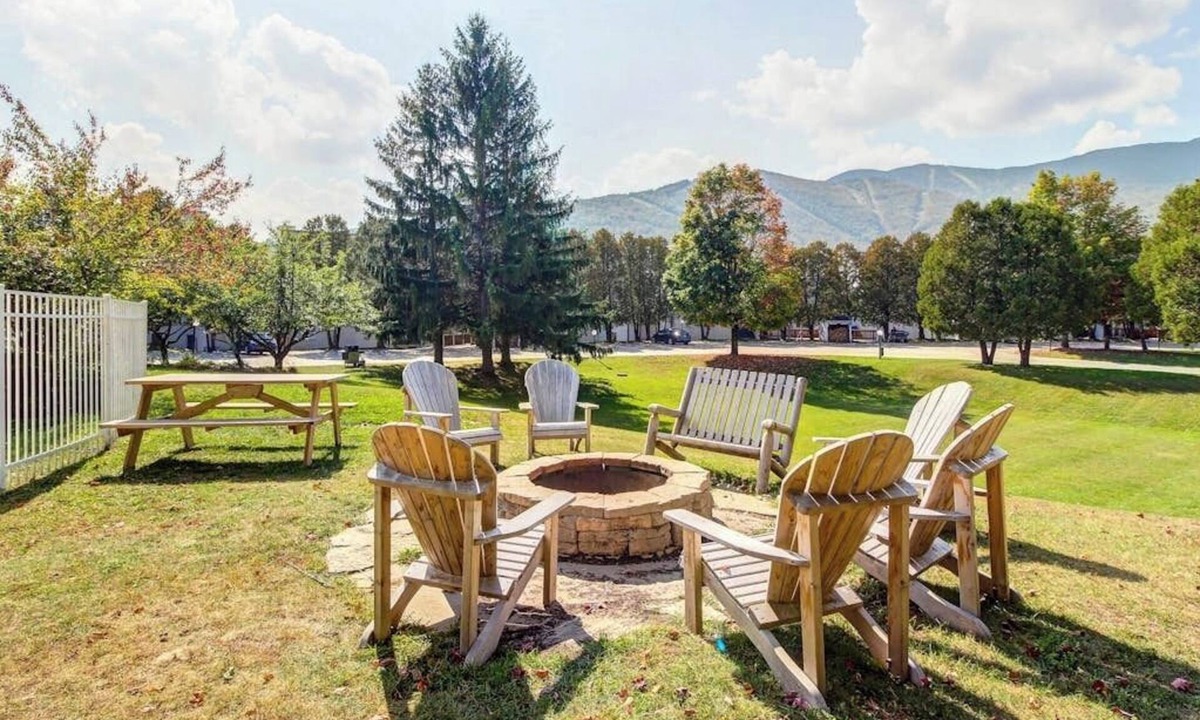 Warren Apartment | Lovely condo near skiing with 3 pools, sauna, fitness room & balcony