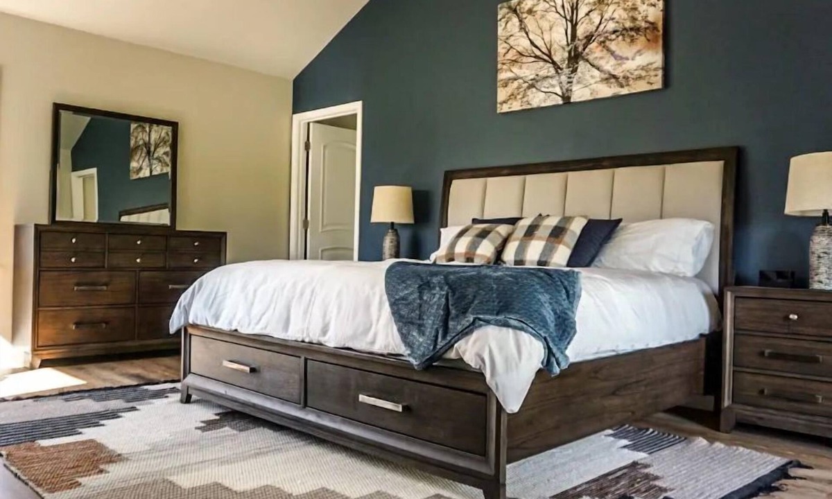 Butte House | Lux family retreat, hot tub, specular views. Spacious home on the golf course.