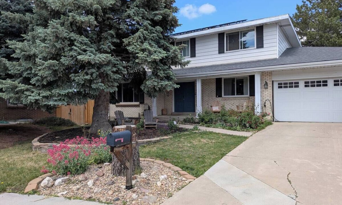 Lakewood House | Luxury Red Rocks 5-bedroom house with hot tub, fireplace & more in Lakewood, CO