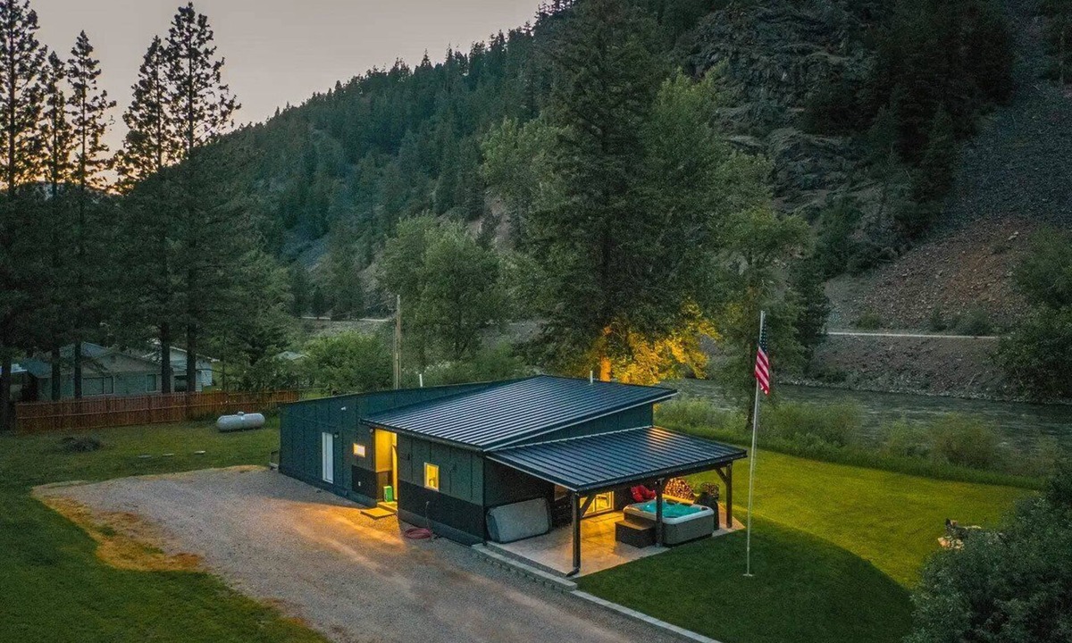 Missoula Cabin | Luxury Riverfront Retreat on Montana's Iconic Blackfoot River with Hot Tub