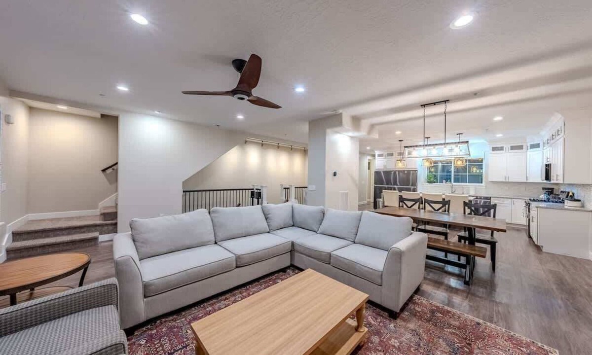 Pleasant Grove Condo | Luxury Townhome | Pet-Friendly | Game Room | Waffl