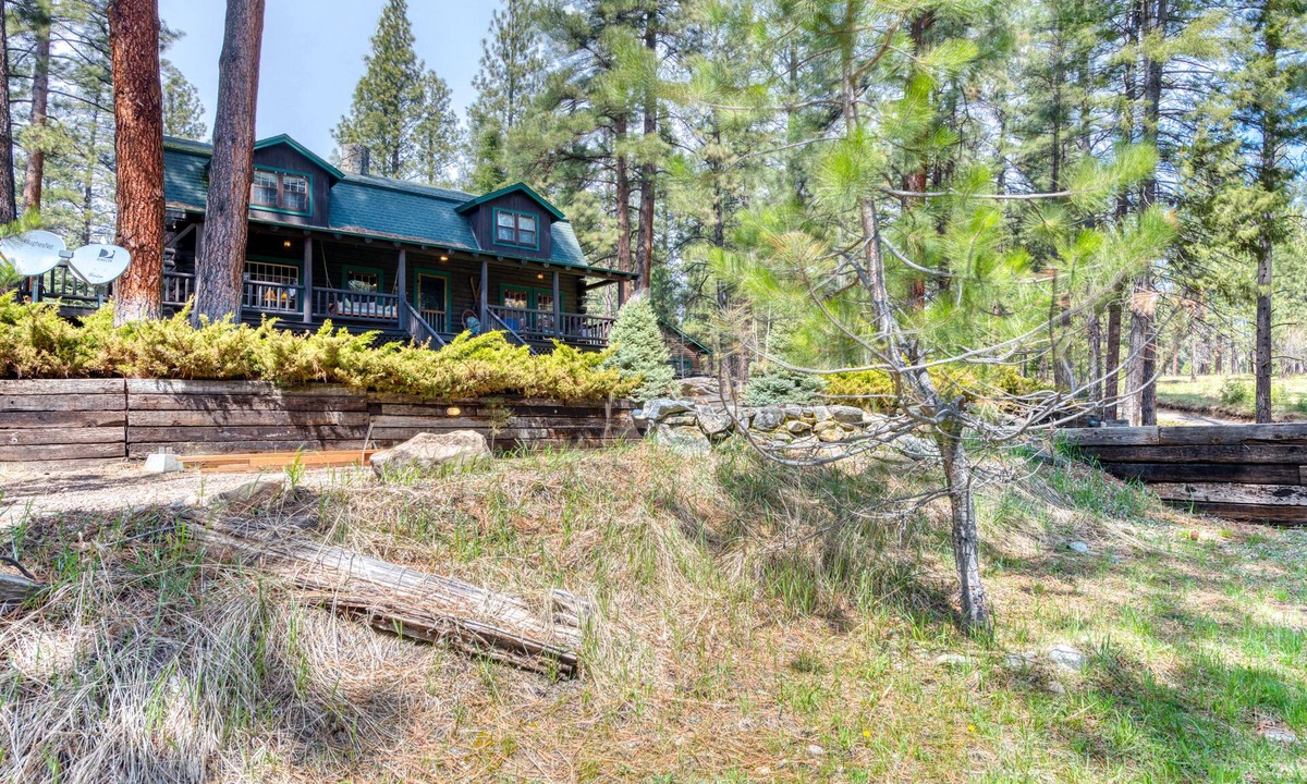 Grantsdale Cabin | Main & Guest Cabin on 3 Acres in Woods with Pond