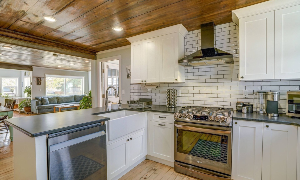 Franklin to the Fort House | MidtownEcoModernFarmhouse PrivateParking FencedYard BrooklineSheets PetFriendly