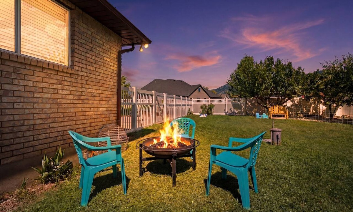 Spanish Fork House | Mini-farm with separate yard in Spanish Fork, extended driveway for toys!