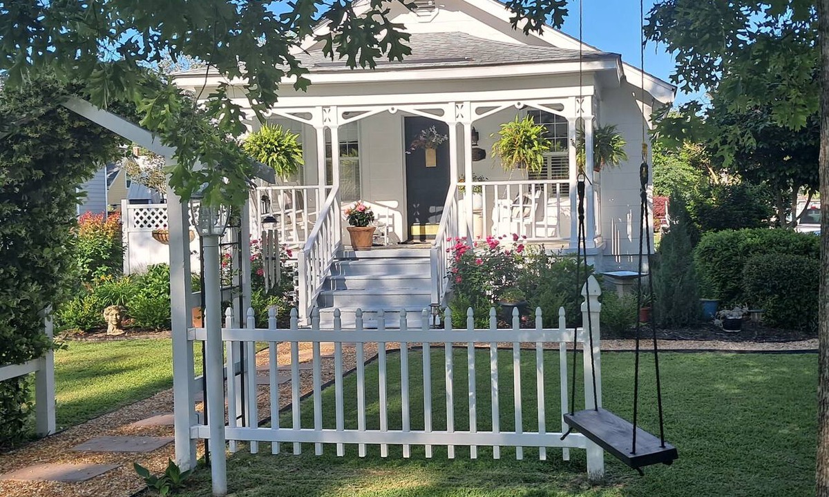 Oriental Cottage | Miss Millie. Step back in time. Quaint 1915 cottage in beautiful Oriental