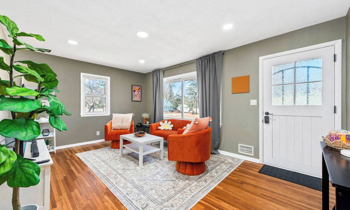 Shoreview House | Modern 4BR Retreat Near MPLS Spacious & Cozy
