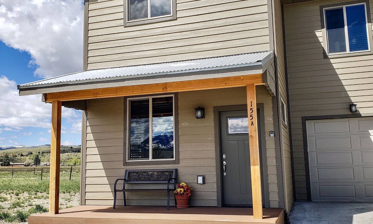Ennis House | Modern condominium in Ennis