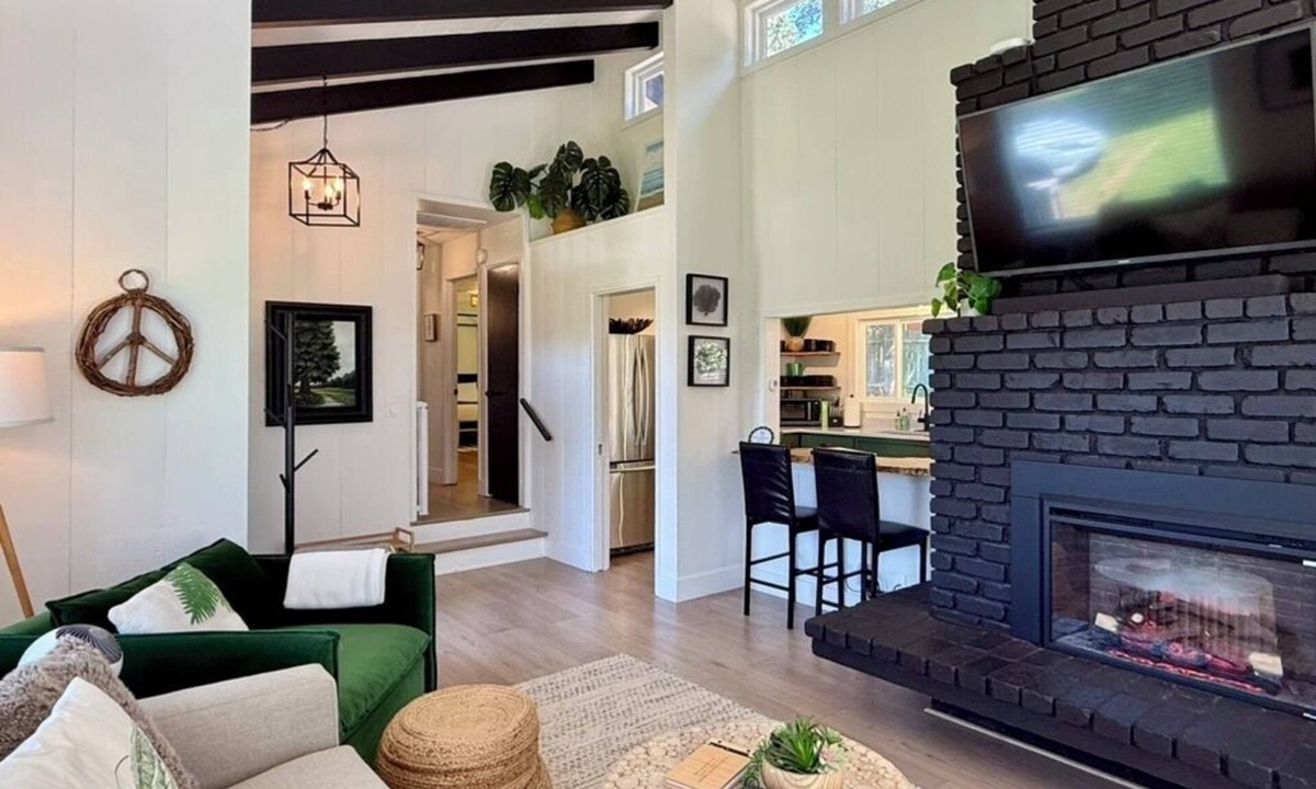 Little River House | Modern & Tranquil ~ Minutes to Mendocino Village ~ EV Charger ~ Hot Tub
