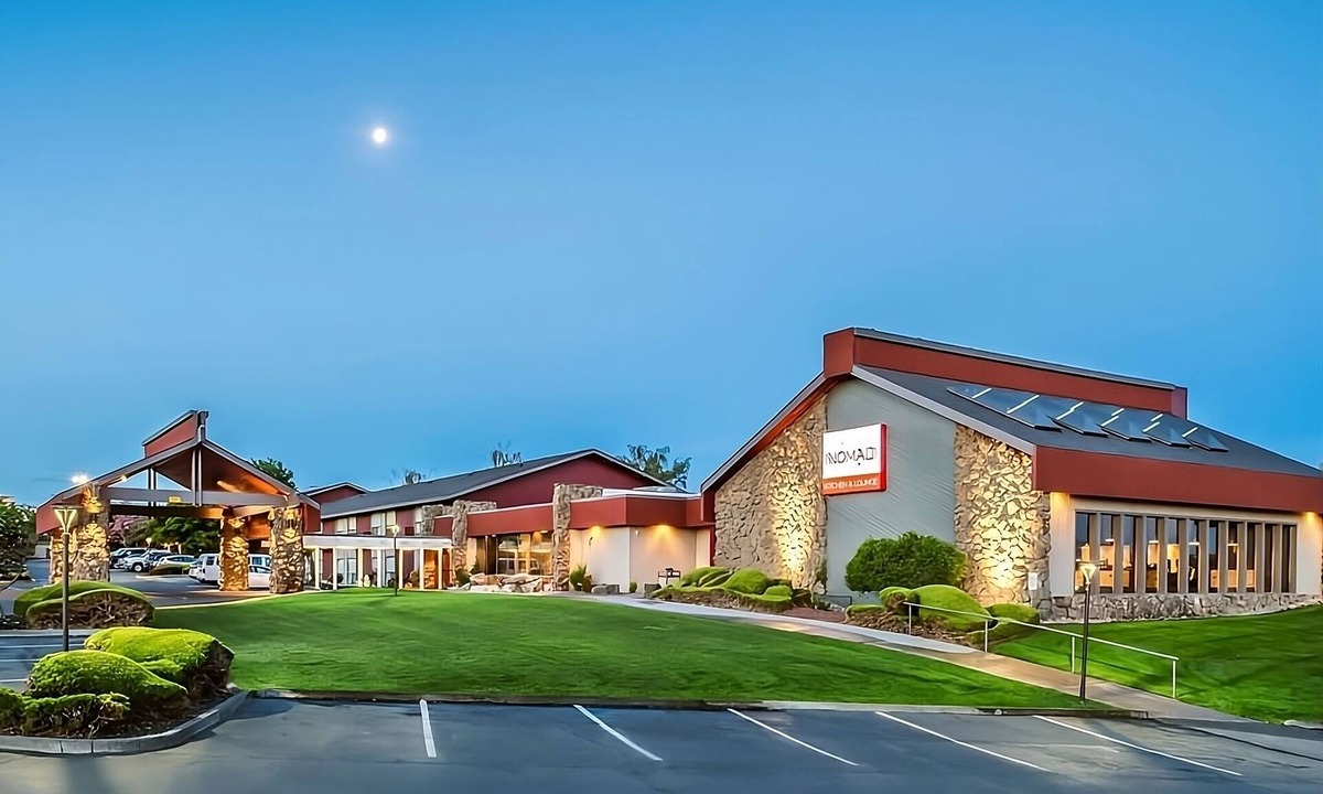 Kennewick Hotel | Modern Unit at Red Lion Hotel Kennewick Columbia Center, w/Pool, FREE Parking!