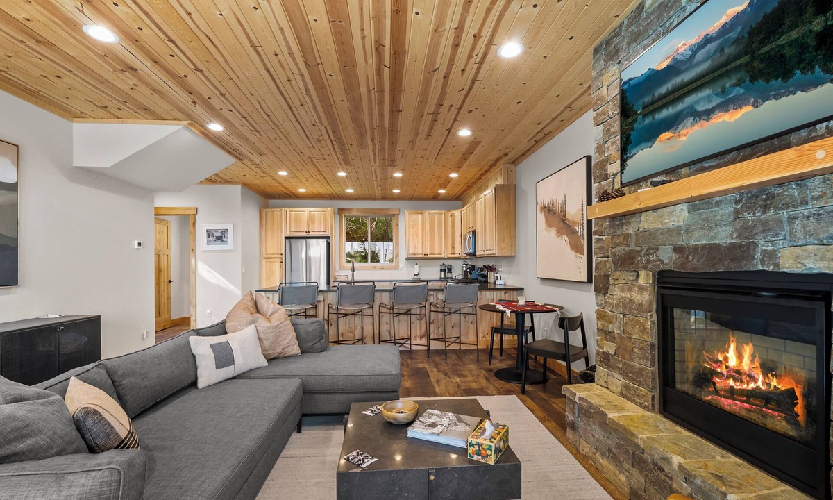 Sandpoint Ski Chalet | Modrn Lux Ski Chalet Deck Views Fireplace Skiing