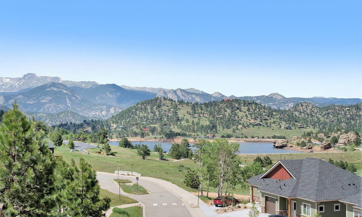 Estes Park Condo | Mount Chiquita 10A - 2 Br Condo with Private Hot Tub - Lake and Mountain Views