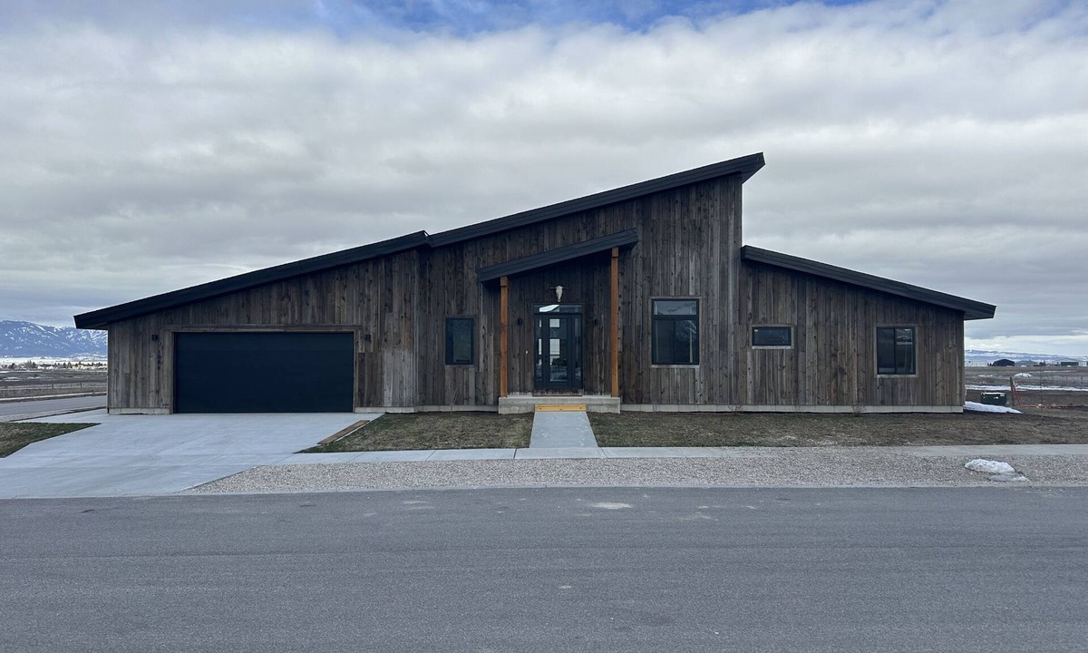 Driggs House | Mountain retreat w/views! 5 minutes to Downtown Driggs. Ski, bike, fish, hunt!