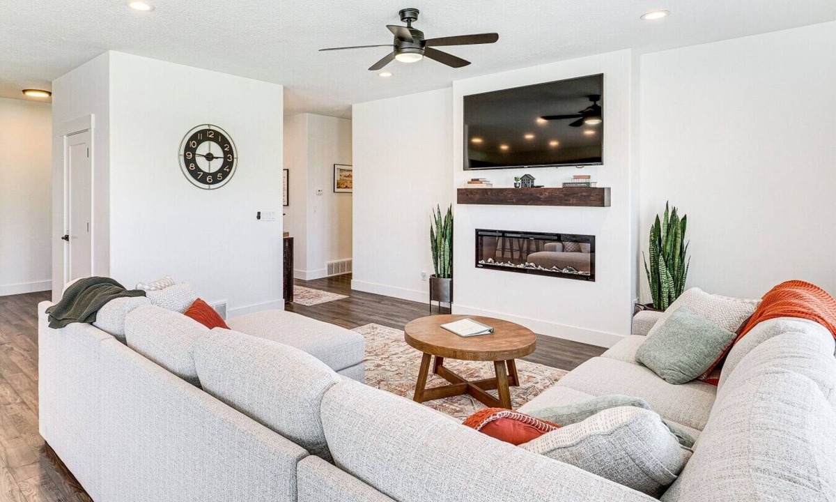 Erda House | Mountain View Home with Large Yard Near Salt Lake