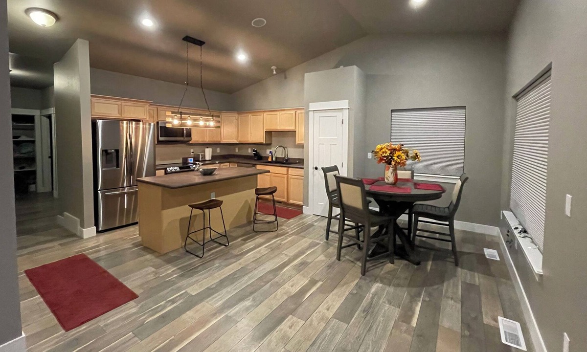 Edgar Other | New House close to Yellowstone Park Magpie Fields